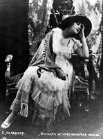 Идеалом красоты в России 1915-16 гг. была актриса немого кино Вера Холодная.